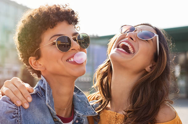 donne amiche che si divertono insieme - food people close up outdoors foto e immagini stock