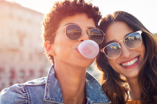 las jóvenes felices disfrutando al aire libre - sunglasses women smiling portrait fotografías e imágenes de stock