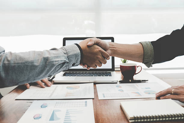 udanych biznesmenów handshaking po dobrej transakcji. uścisk dłoni biznesu i biznesmenów. - adult businesswoman greeting human hand zdjęcia i obrazy z banku zdjęć