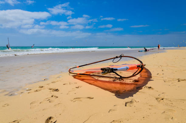 una vela da windsurf sulla spiaggia di sotavento - light sea low tide fuerteventura foto e immagini stock