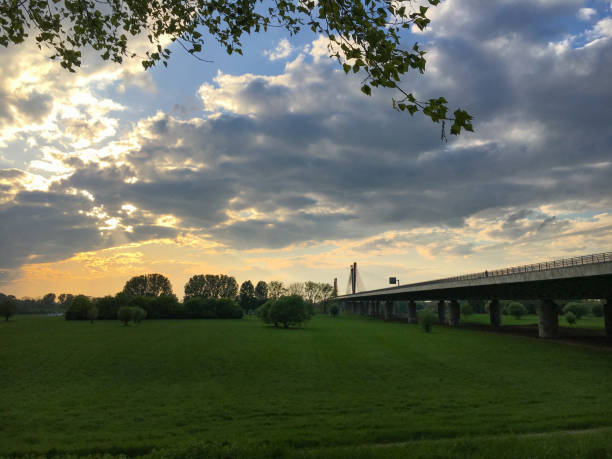 pont autobahn, près de l'aéroport de düsseldorf, allemagne - neuss photos et images de collection