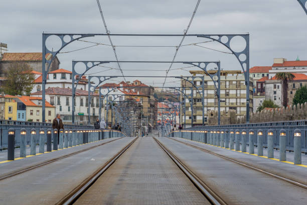 il ponte dom luis i è un ponte ad arco in metallo a due piani che attraversa il fiume douro tra le città di porto e vila nova de gaia in portogallo. - decked foto e immagini stock