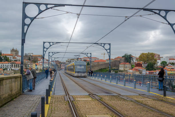 il ponte dom luis i è un ponte ad arco in metallo a due piani che attraversa il fiume douro tra le città di porto e vila nova de gaia in portogallo. - decked foto e immagini stock