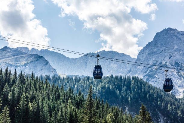 dos cabinas del teleférico y los esquiadores en la ladera de la montaña chopok lado sur en un día soleado en el esquí - overhead cable car summer ski lift scenics fotografías e imágenes de stock