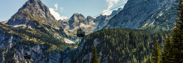 deux cabines du téléphérique et des skieurs sur la pente de la montagne chopok côté sud par une journée ensoleillée dans le ski - banff gondola photos et images de collection