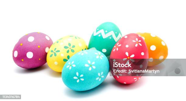 Perfecto Colorido Huevos De Pascua Hechos A Mano Aislados Foto de stock y más banco de imágenes de Huevo de Pascua