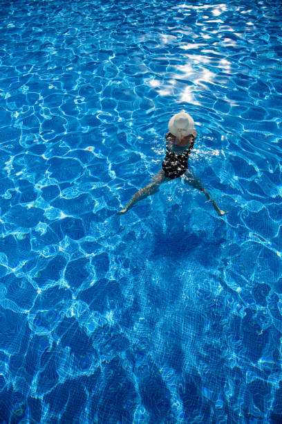 senior woman enjoying tropical holidays in the swimming pool, top view - playa de las américas imagens e fotografias de stock