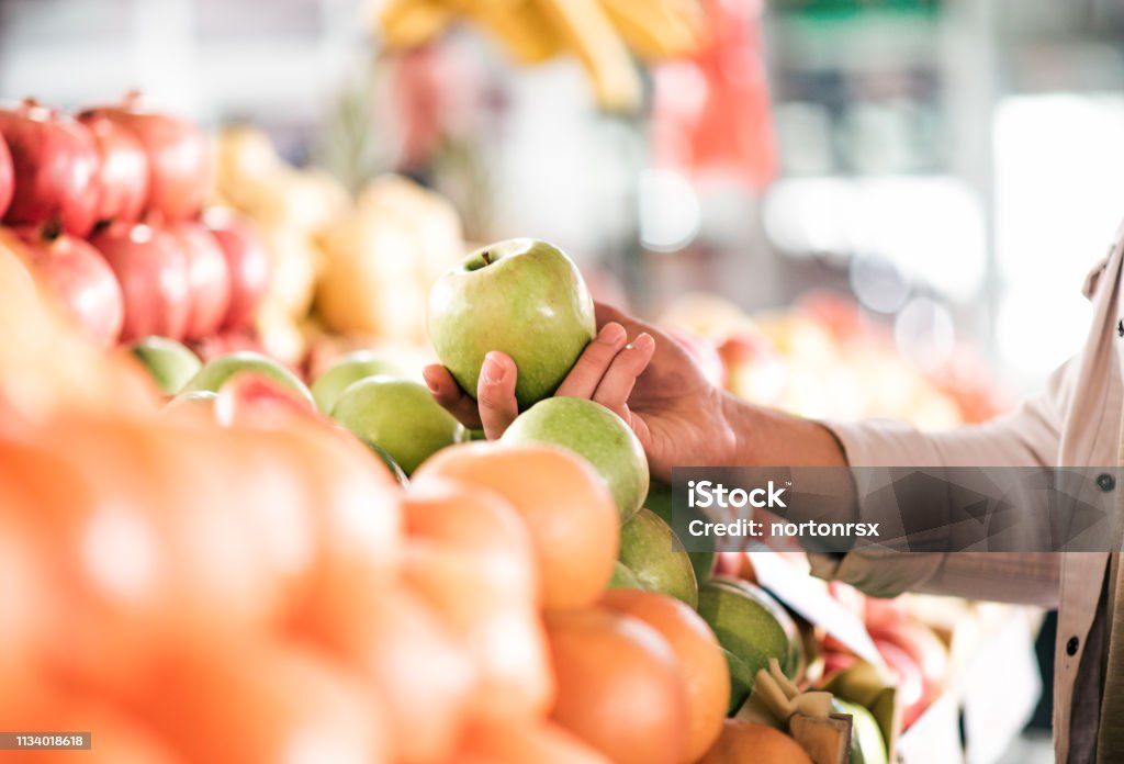 Gesundes Esskonzept. Obst kaufen, hautnah. - Lizenzfrei Obst Stock-Foto