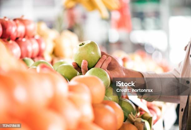 Gesundes Esskonzept Obst Kaufen Hautnah Stockfoto und mehr Bilder von Obst - Obst, Markt - Verkaufsstätte, Einkaufen