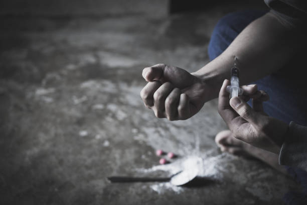 наркомания, человек наркотиков наркоман инъекционных героиня в руке. концепция наркотиков. - narcotic teenager cocaine drug abuse стоковые фото и изображения