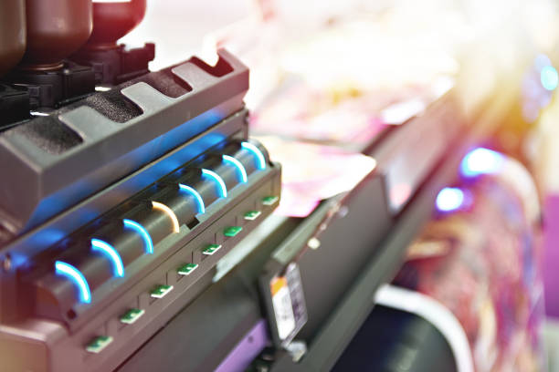 indicadores de cartuchos no plotter - computer printer printing out printout multi colored - fotografias e filmes do acervo