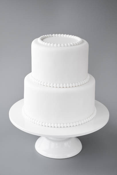 bolo de casamento branco. - undecorated - fotografias e filmes do acervo