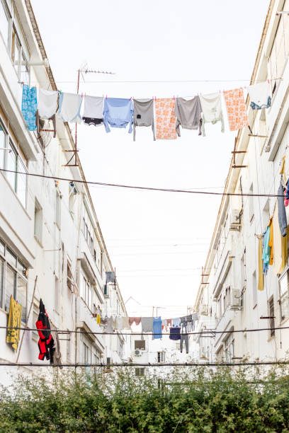 ropa lavada colgando entre edificios residenciales en ayamonte, españa - huelva province fotografías e imágenes de stock