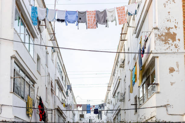 ropa lavada colgando entre edificios residenciales en ayamonte, españa - huelva province fotografías e imágenes de stock