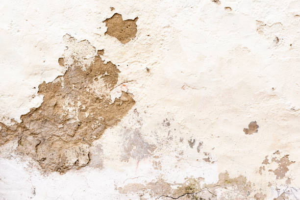 an old damaged house wall to renovate - konstruktion imagens e fotografias de stock