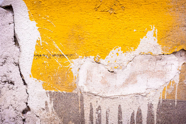 an old yellow wall with cracks - konstruktion imagens e fotografias de stock