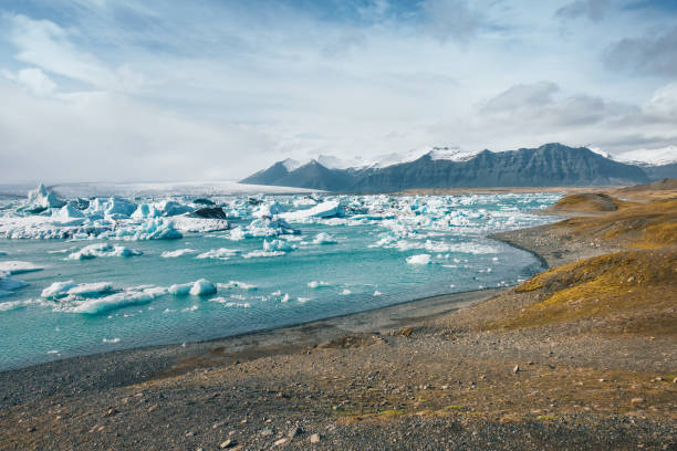 jokulsarlon glacier lagoon - ice cold glacier blue imagens e fotografias de stock