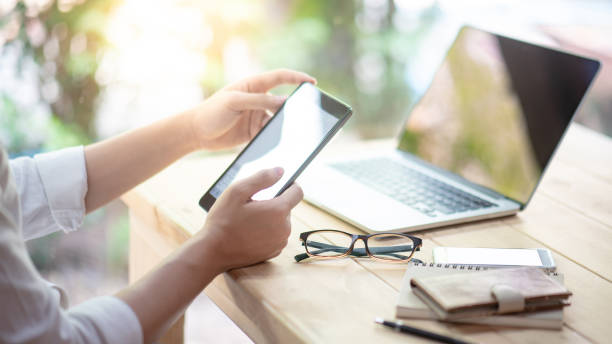 uomo d'affari che utilizza tablet digitale lavorando con computer portatile e smartphone nello spazio di coworking. stile di vita urbano con moderni dispositivi elettronici. internet of things e concetti di app online - connection social media marketing internet foto e immagini stock