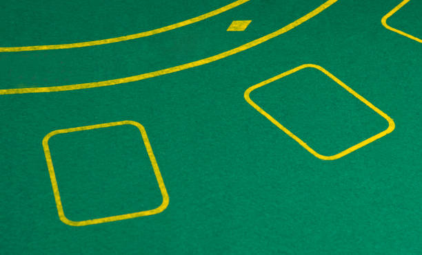 пустой игровой стол, зеленый в казино, как фон и пространство для надписей - gambling chip green stack gambling стоковые фото и изображения