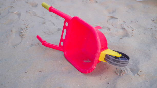 um brinquedo vermelho do carrinho na praia arenosa - out of season - fotografias e filmes do acervo