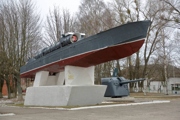 monument to the torpedo boat, baltiysk, russia - clothes iron 1970s imagens e fotografias de stock