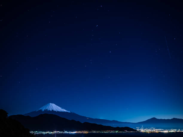 星空と冬の富士山と駿河湾。 - sky sea night tranquil scene ストックフォトと画像