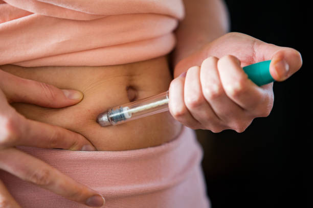 mujer que hace la inyección con la pluma de jeringa - diabetes insulin human fertility injecting fotografías e imágenes de stock