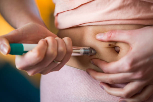 mujer que hace la inyección con la pluma de jeringa - diabetes insulin human fertility injecting fotografías e imágenes de stock