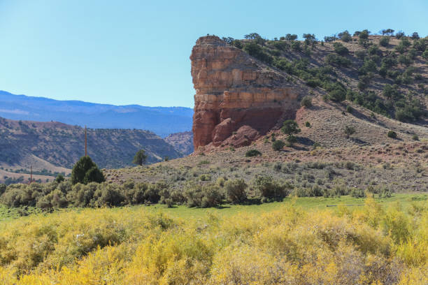 scenic byway 12 dans l'utah est l'une des routes les plus pittoresques dans le monde - natural landmark autumn canyon cliff photos et images de collection