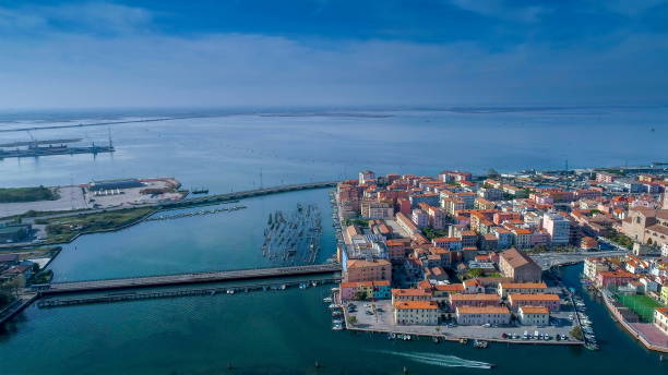 イタリアのキオッジャの海岸の町の家の赤い屋根 - chioggia ストックフォトと画像