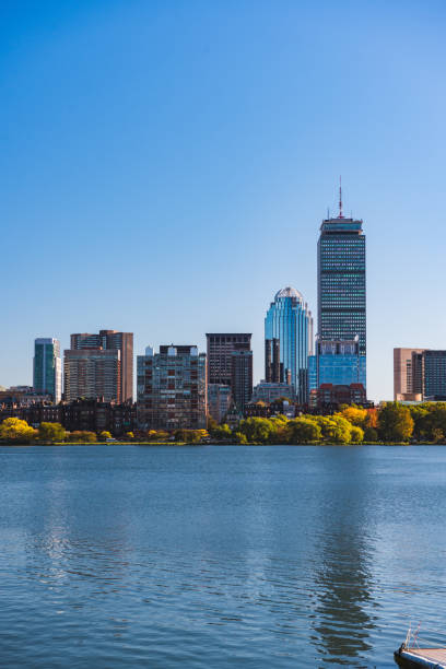 boston skyline von der longfellow bridge, massachusetts, usa aus gesehen - clear sky urban scene boston massachusetts stock-fotos und bilder