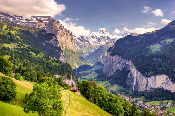 ラウターブルンネン渓谷-スイスアルプスベルナーオーバーラントエリア - jungfrau waterfall tree nature ストックフォトと画像