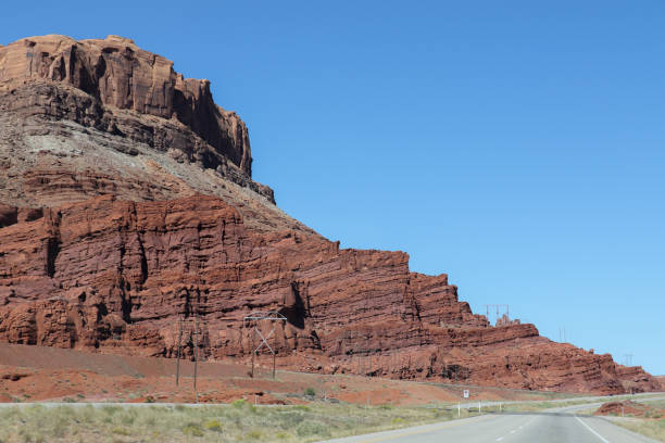 scenic byway 24 z moab, utah jest jedną z najbardziej malowniczych dróg na świecie - natural landmark autumn canyon cliff zdjęcia i obrazy z banku zdjęć