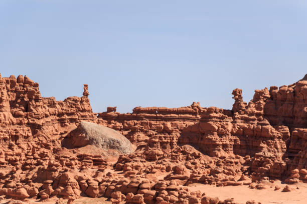 goblin valley na malowniczej byway 12 w utah jest jedną z najbardziej malowniczych dróg na świecie - goblin valley state park zdjęcia i obrazy z banku zdjęć