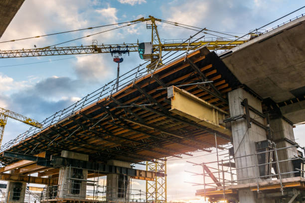 rusztowania i dźwig w budowie mostu na autostradzie - blue construction construction site crane zdjęcia i obrazy z banku zdjęć