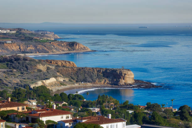 Stunning Southern California Coast Colorful Southern California coastline with rolling hills covered with beautiful homes and stunning views of the ocean, Rancho Palos Verdes, California rancho palos verdes stock pictures, royalty-free photos & images