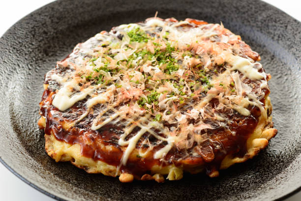 일본 요리, 오코노미야키, 일본식 팬케이크 - okonomiyaki 뉴스 사진 이미지