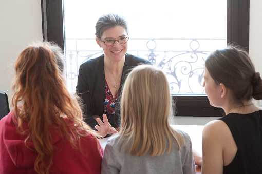 A young mother and her two daughters consult a psychologist