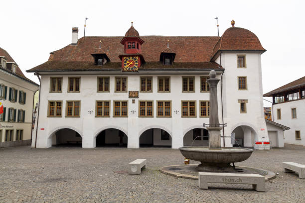 plac ratuszowy w thun, szwajcaria - thun switzerland facade european culture zdjęcia i obrazy z banku zdjęć