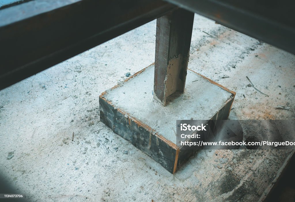 コンクリートベースの金属棒。コンクリートを家の建物に注ぐための補強金属フレームワークを作る基礎工事現場。 - コンクリートのロイヤリティフリーストックフォト
