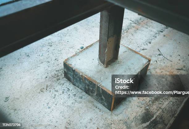 コンクリートベースの金属棒コンクリートを家の建物に注ぐための補強金属フレームワークを作る基礎工事現場 - コンクリートのストックフォトや画像を多数ご用意