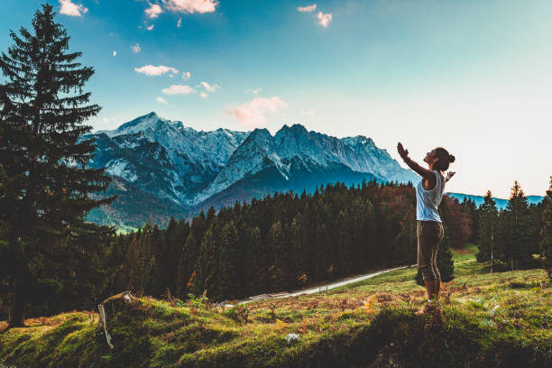 digital detox in garmisch-partenkirchen, germany - oberbayern stock-fotos und bilder