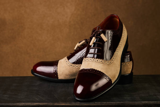 scarpe da sposa dello sposo su una scatola di legno scuro, primo - shoe groom wood luxury foto e immagini stock