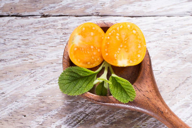 fruit of cape gooseberry, uvilla - gooseberry winter cherry uchuva isolated imagens e fotografias de stock