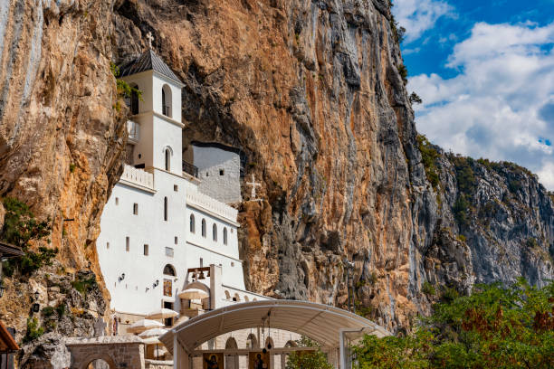 manastir ostrog, monasterio de ostrog en montenegro - ostrog fotografías e imágenes de stock