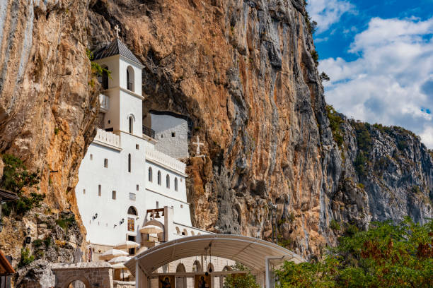 manastir ostrog, monastério de ostrog em montenegro - ostrog - fotografias e filmes do acervo