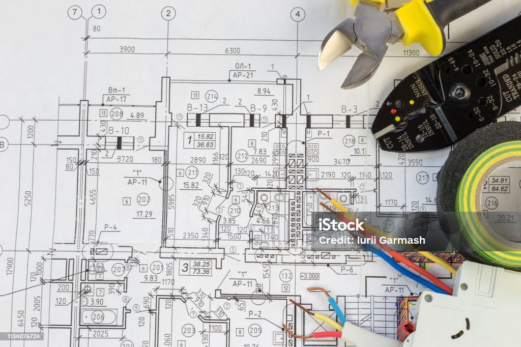 Bodegón de componentes eléctricos dispuestos en planes - Foto de stock de Electricidad libre de derechos