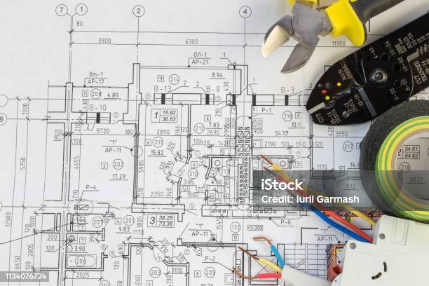 Bodegón De Componentes Eléctricos Dispuestos En Planes Foto de stock y más banco de imágenes de Electricidad