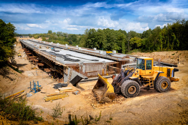 el motor de la tierra en la construcción del viaducto en la nueva carretera s7, polonia - bridge incomplete construction building activity fotografías e imágenes de stock