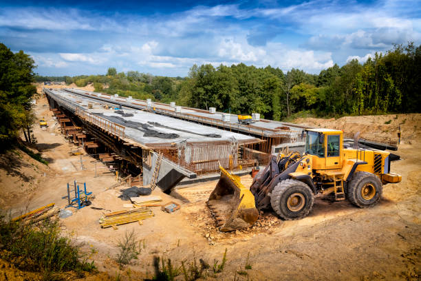 earth mover sulla costruzione del viadotto sulla nuova autostrada s7, polonia - bridge incomplete construction building activity foto e immagini stock
